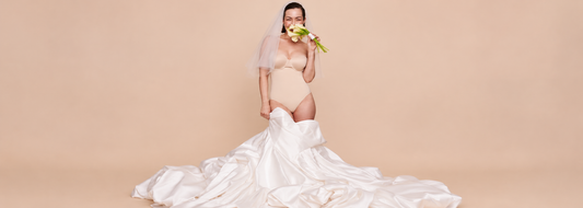 Intimo modellante sotto un abito da sposa aderente o a sirena