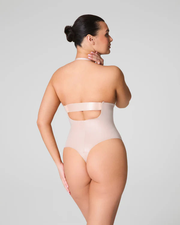 Dettaglio dello scollo posteriore del body perizoma modellante