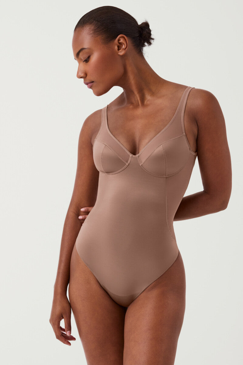 Dettaglio del tessuto satinato elasticizzato del body