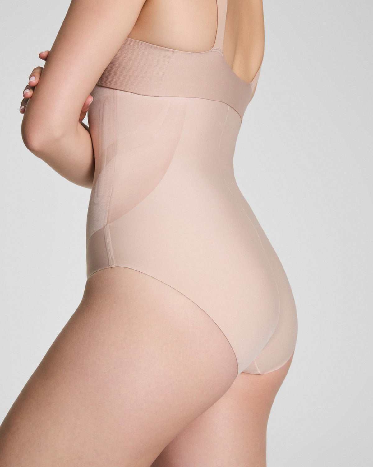 Dettaglio della fascia alta dello slip modellante per il controllo dell'addome