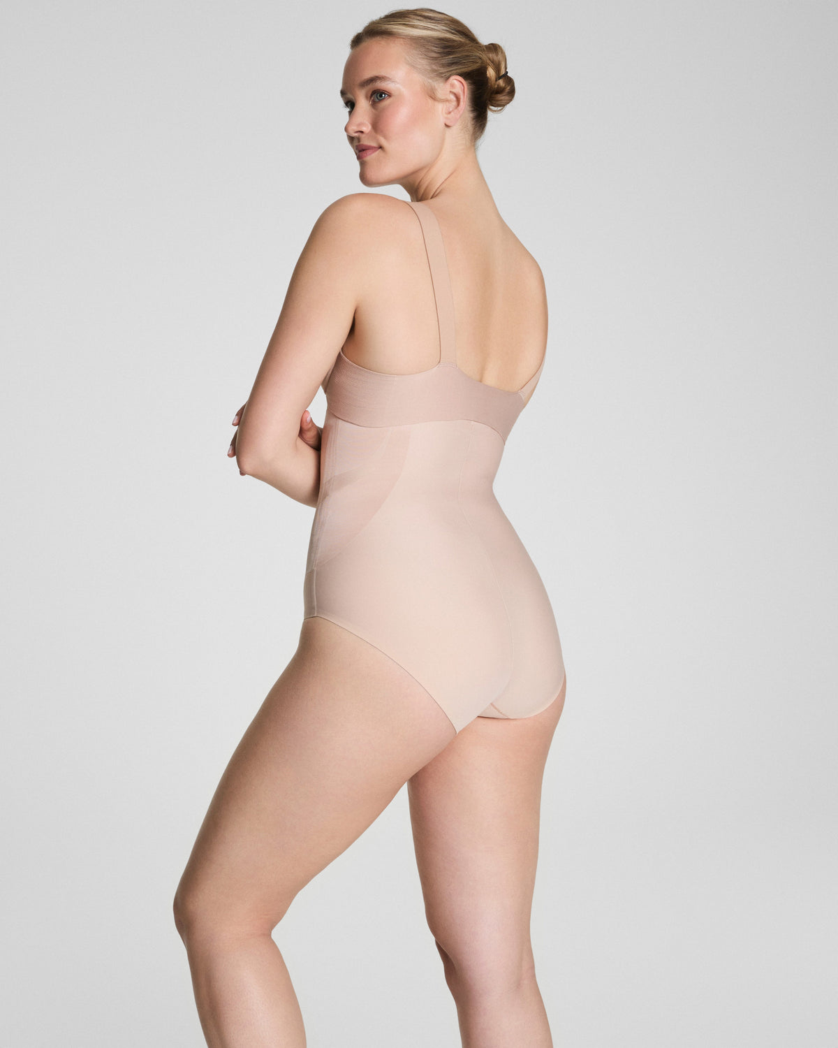 Slip modellante vita alta visto posteriormente per una silhouette uniforme