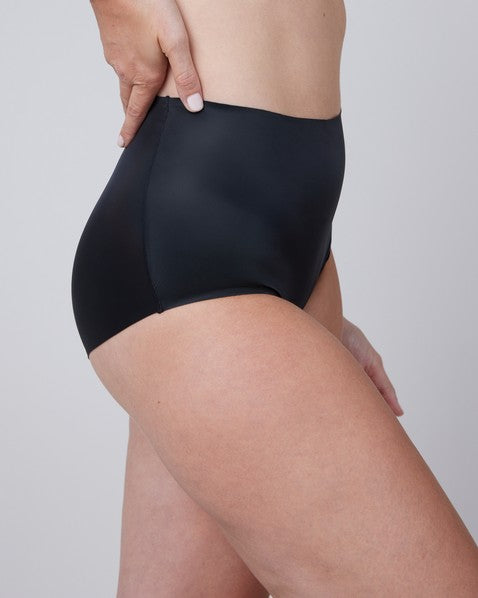 Dettaglio del tessuto satinato dello slip modellante