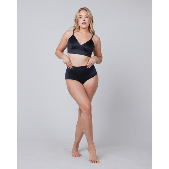 Dettaglio della vita alta dello slip modellante satinato