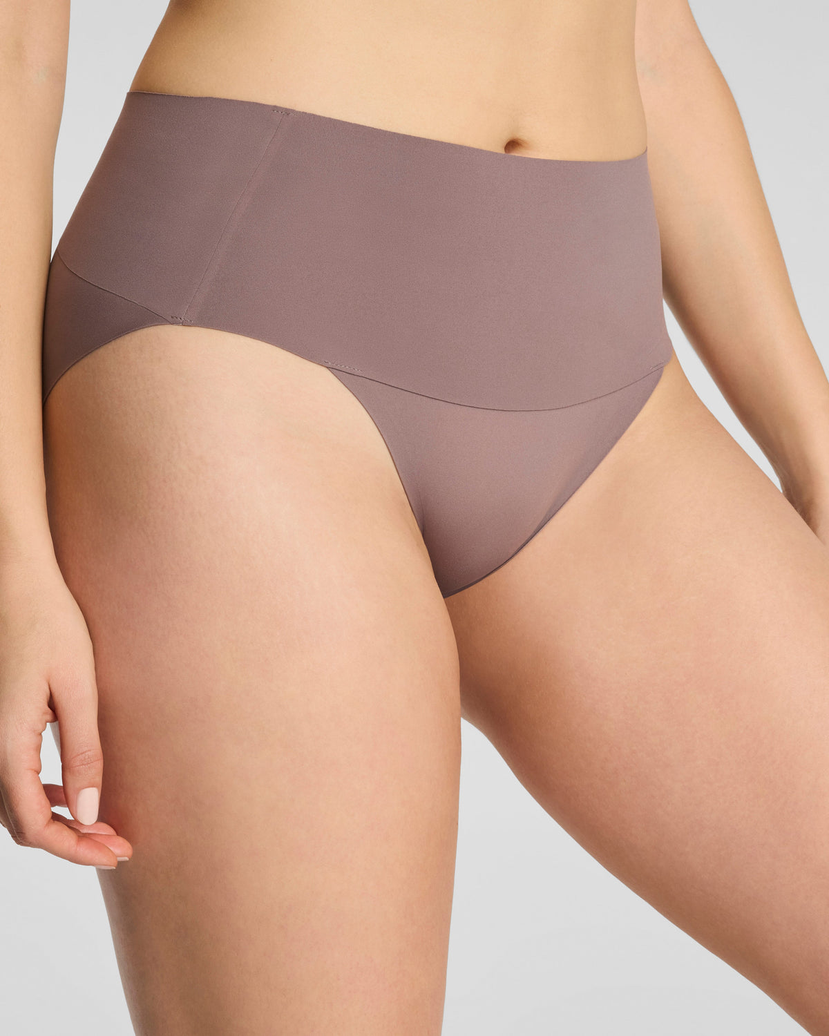 Dettaglio della sgambatura alta dello slip modellante